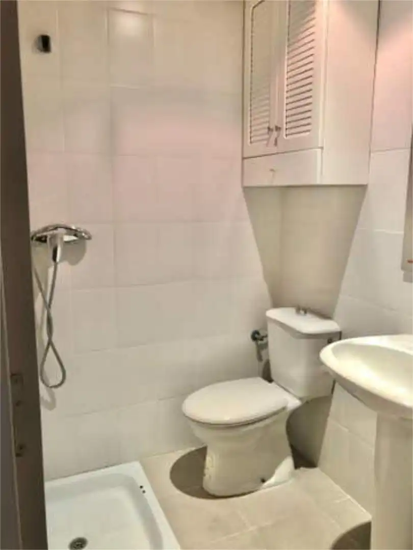 Baño de Nave industrial de alquiler en Marbella con Aire acondicionado