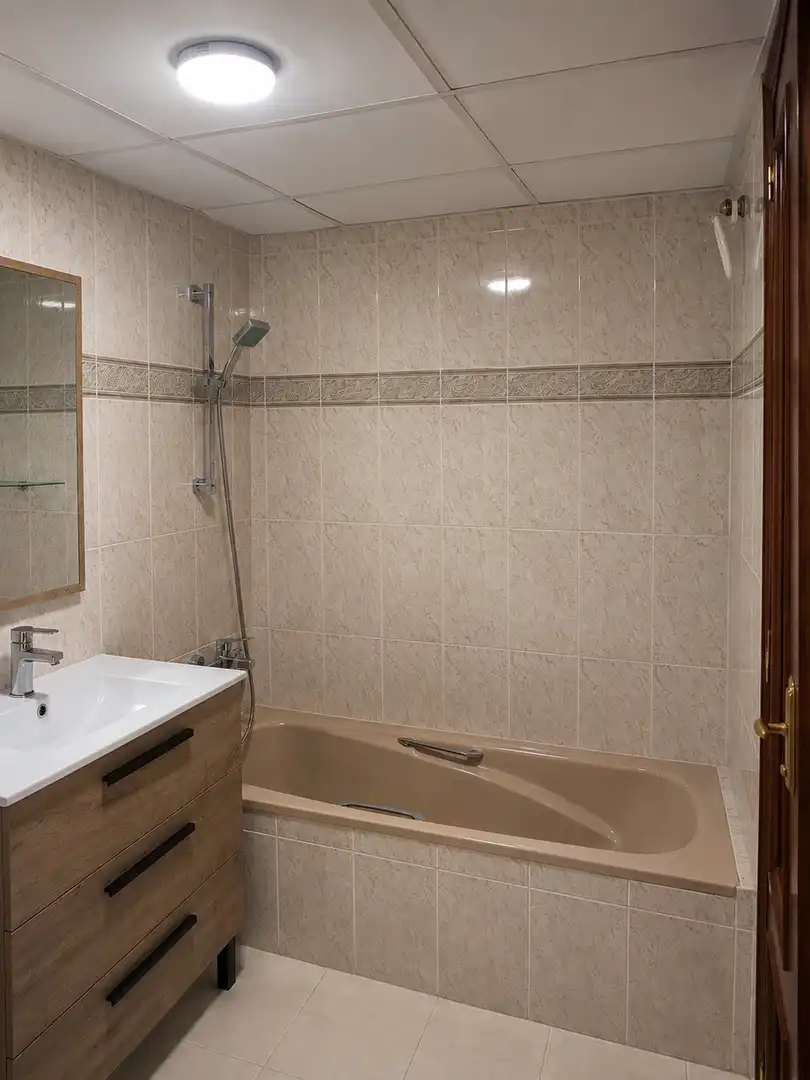 Badezimmer von Wohnung zur Miete in Torrijos mit Klimaanlage, Heizung und Parkett