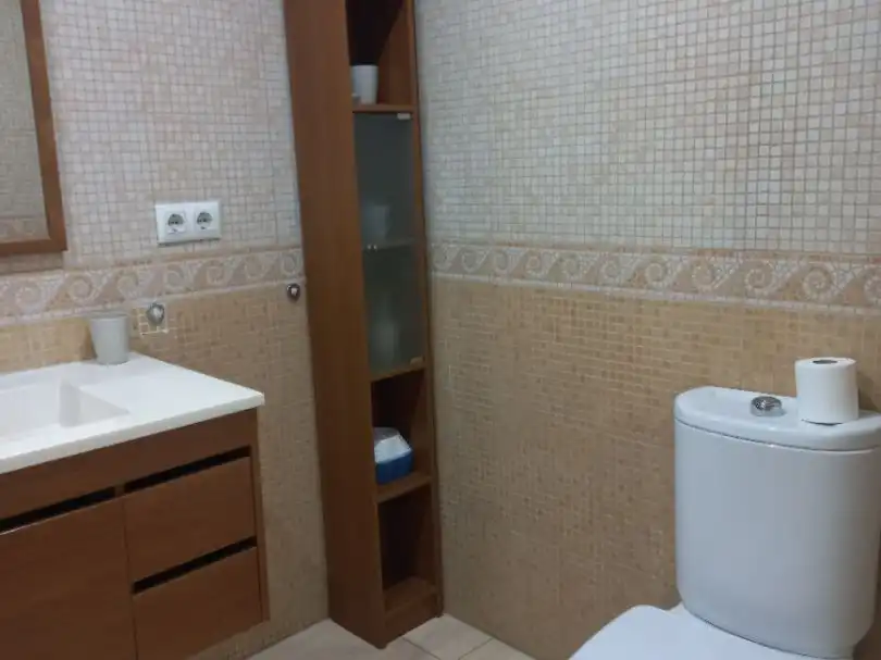 Baño de Apartamento de alquiler en Cádiz con Aire acondicionado, Parquet y Amueblado