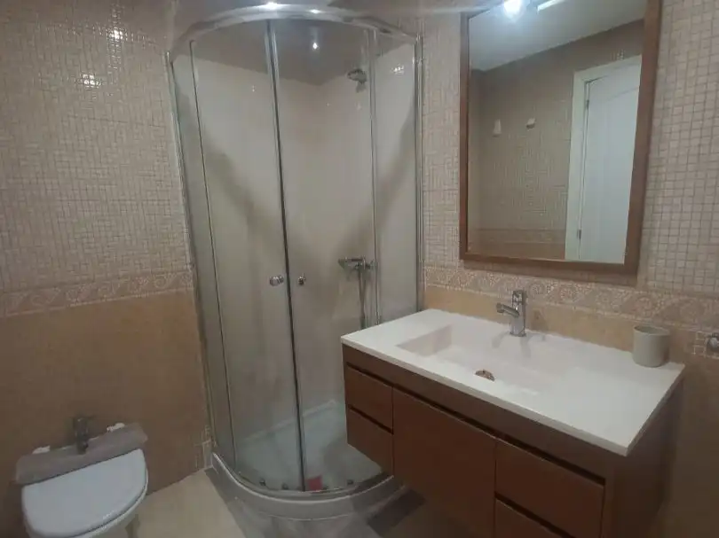Baño de Apartamento de alquiler en Cádiz con Aire acondicionado, Parquet y Amueblado