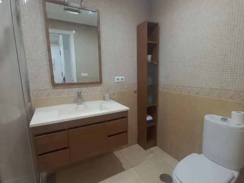Baño de Apartamento de alquiler en Cádiz con Aire acondicionado, Parquet y Amueblado