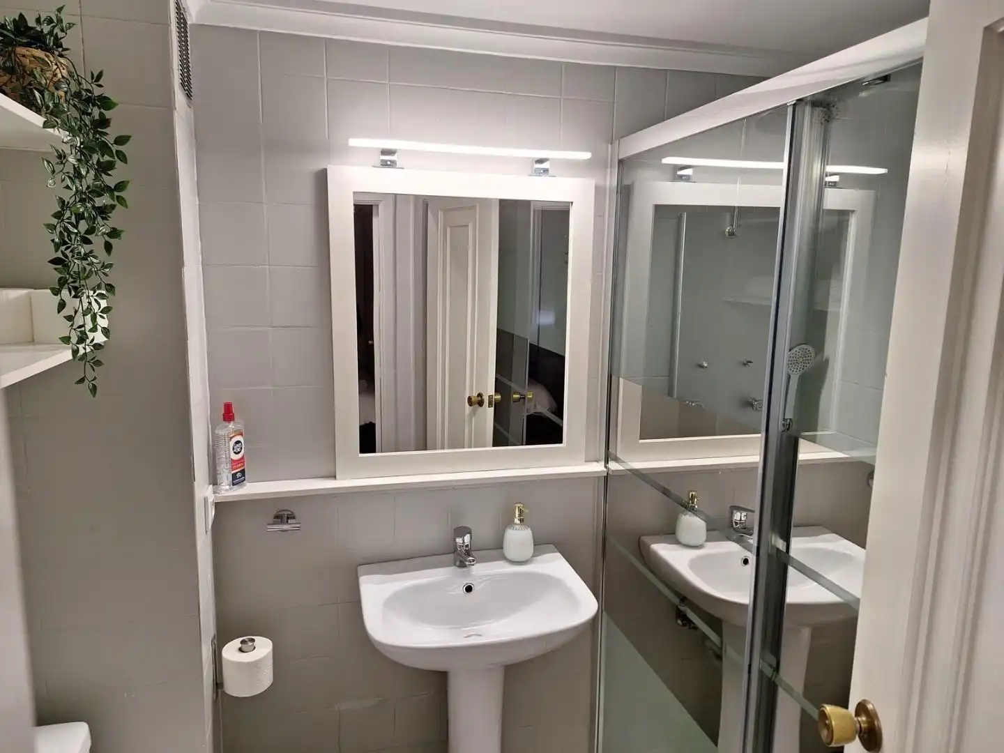 Bathroom of Flat for sale in Sevilla  with Air Conditioner, Heating and Terrace