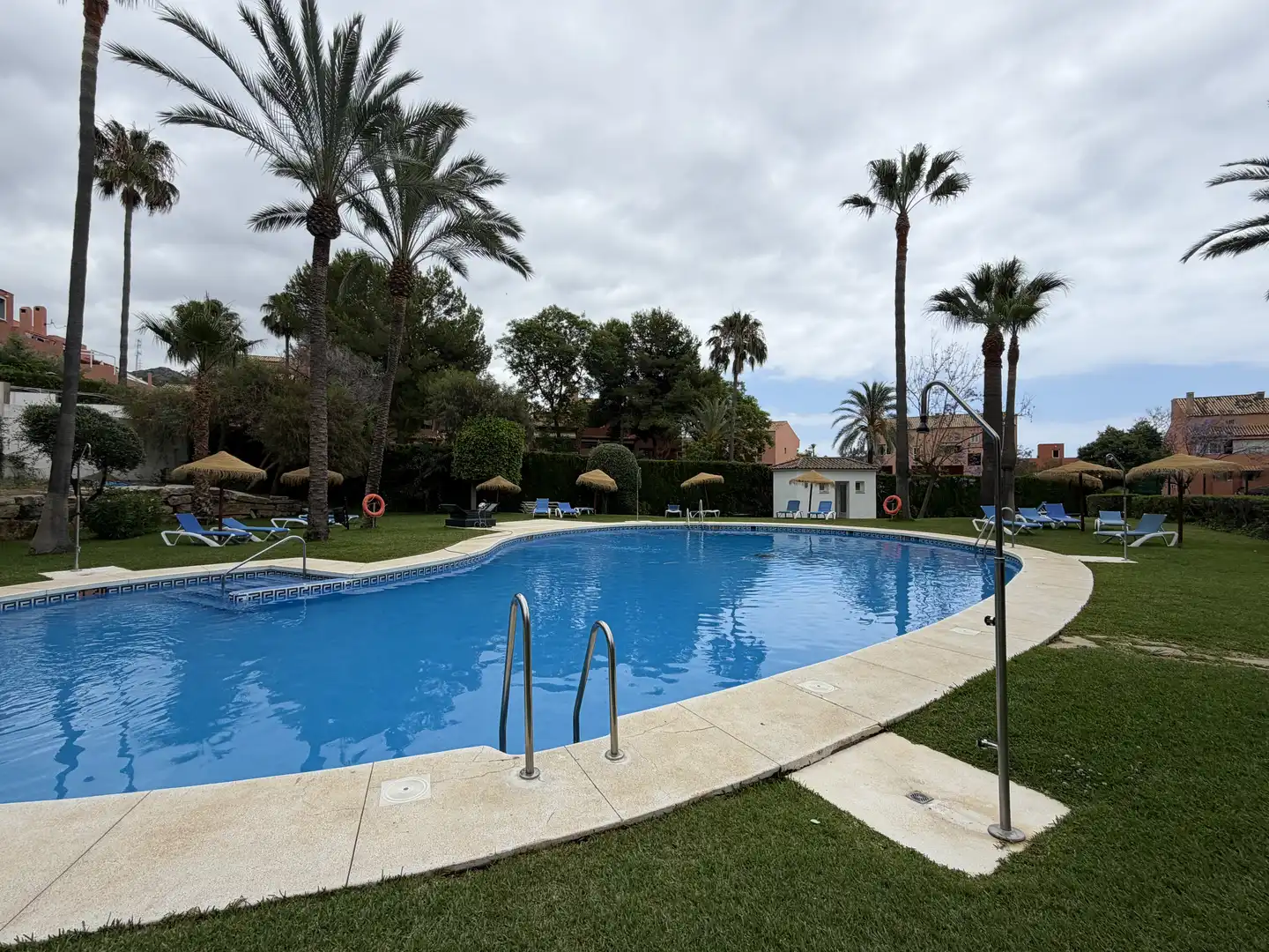 Wohnung zum Verkauf in Calle la Pimienta, 4, Valdeolletas - Las Cancelas - Xarblanca Schwimmbecken von Wohnung zum Verkauf in Marbella mit Klimaanlage, Terrasse und Schwimmbad