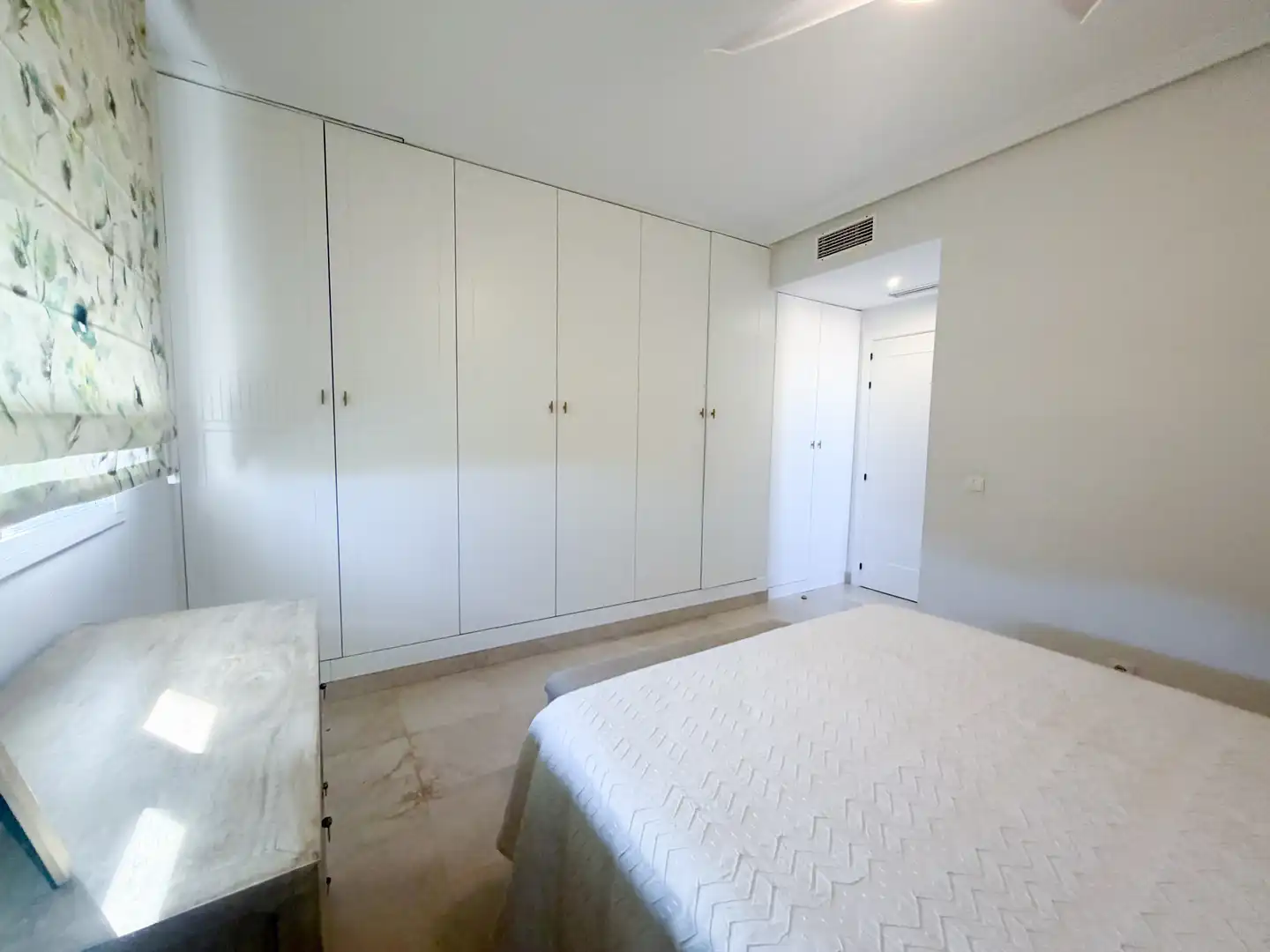 Wohnung zum Verkauf in Calle la Pimienta, 4, Valdeolletas - Las Cancelas - Xarblanca Schlafzimmer von Wohnung zum Verkauf in Marbella mit Klimaanlage, Terrasse und Schwimmbad