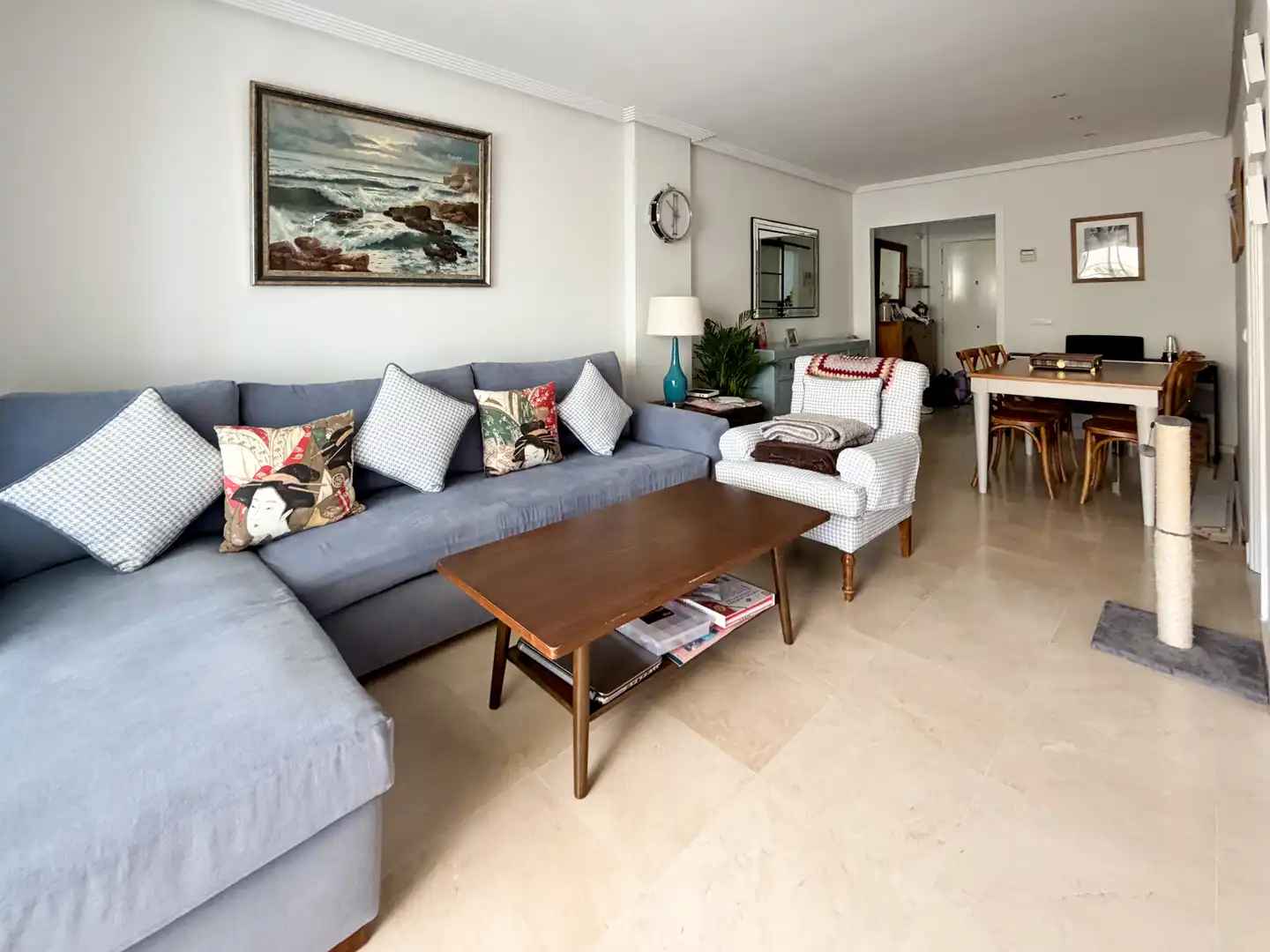 Wohnung zum Verkauf in Calle la Pimienta, 4, Valdeolletas - Las Cancelas - Xarblanca Wohnzimmer von Wohnung zum Verkauf in Marbella mit Klimaanlage, Terrasse und Schwimmbad