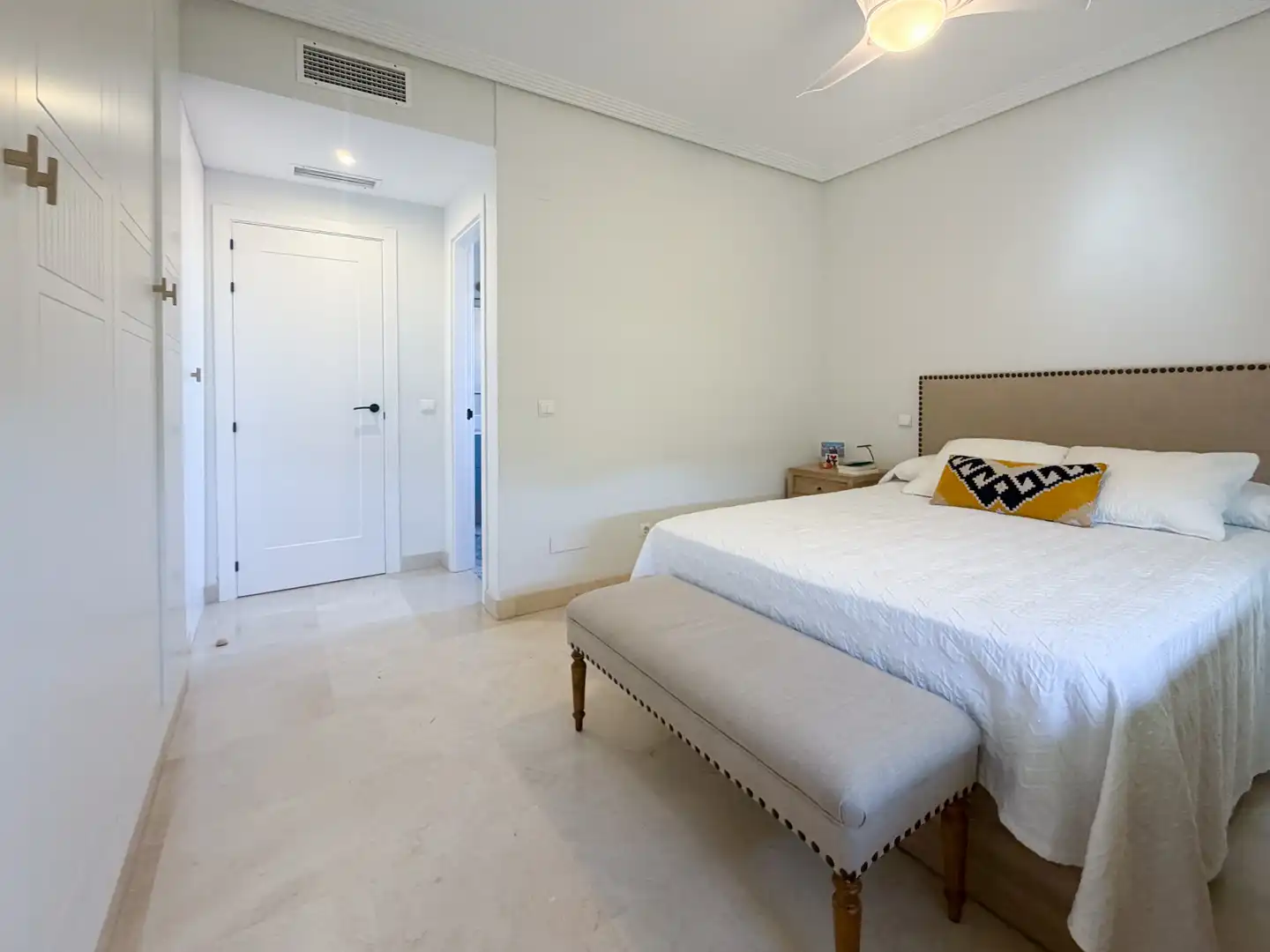 Wohnung zum Verkauf in Calle la Pimienta, 4, Valdeolletas - Las Cancelas - Xarblanca Schlafzimmer von Wohnung zum Verkauf in Marbella mit Klimaanlage, Terrasse und Schwimmbad