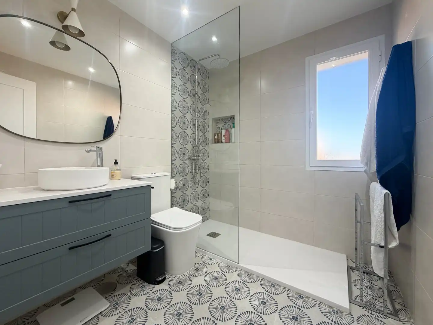 Wohnung zum Verkauf in Calle la Pimienta, 4, Valdeolletas - Las Cancelas - Xarblanca Badezimmer von Wohnung zum Verkauf in Marbella mit Klimaanlage, Terrasse und Schwimmbad