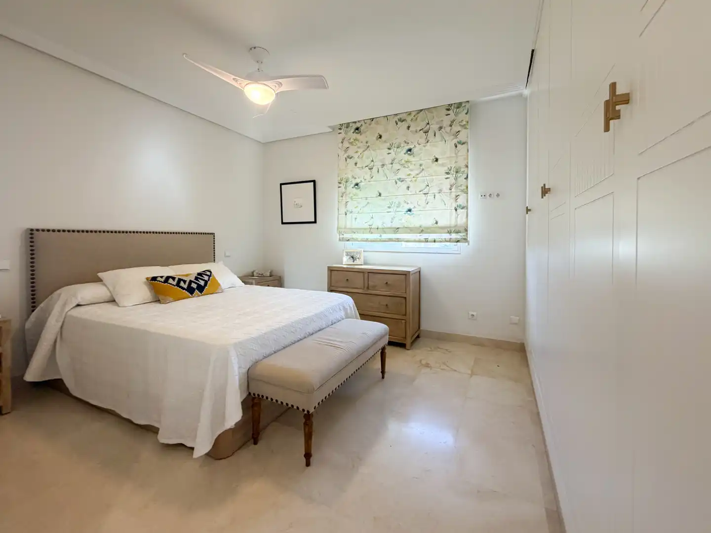 Wohnung zum Verkauf in Calle la Pimienta, 4, Valdeolletas - Las Cancelas - Xarblanca Schlafzimmer von Wohnung zum Verkauf in Marbella mit Klimaanlage, Terrasse und Schwimmbad