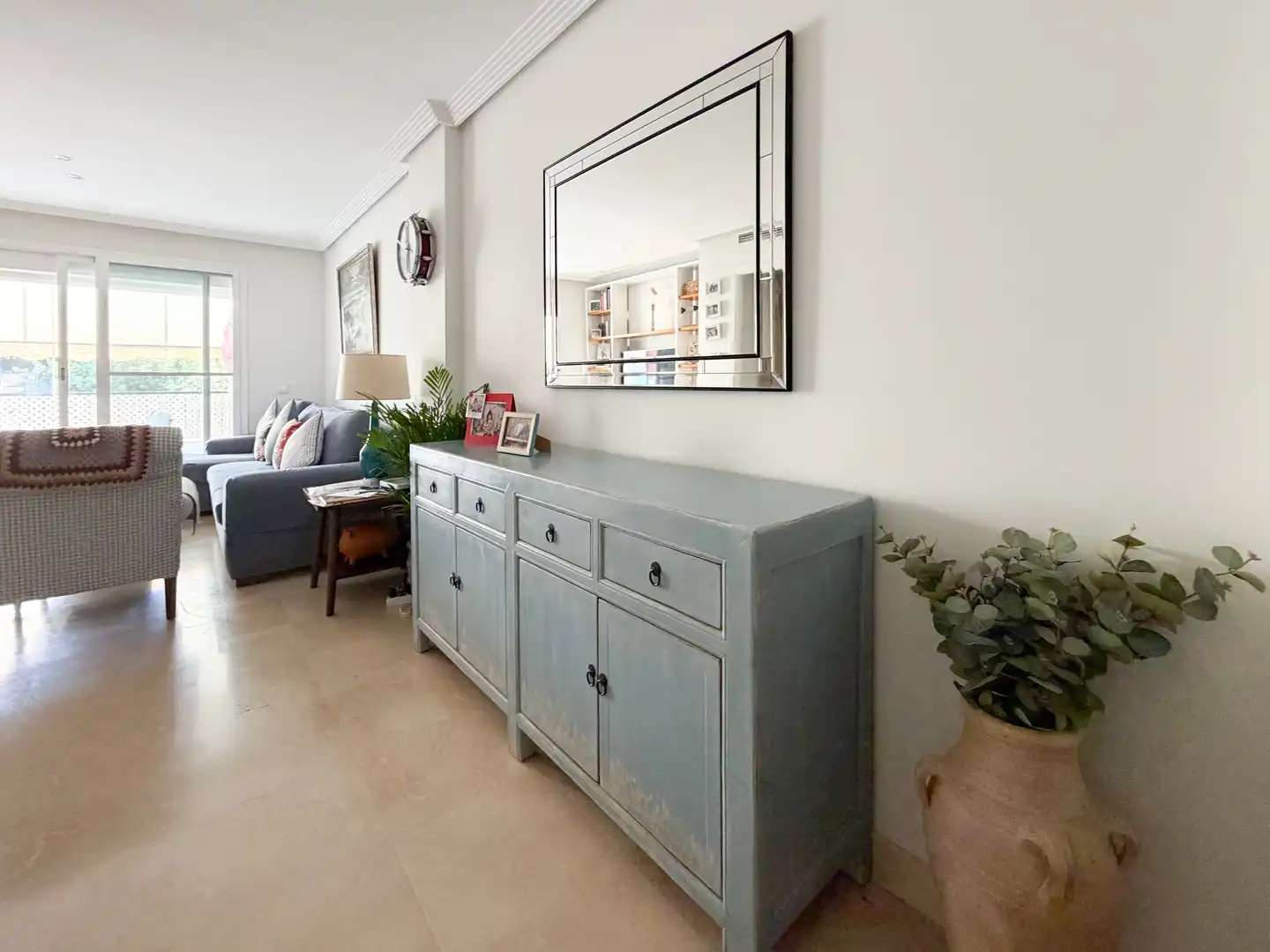 Wohnung zum Verkauf in Calle la Pimienta, 4, Valdeolletas - Las Cancelas - Xarblanca Wohnzimmer von Wohnung zum Verkauf in Marbella mit Klimaanlage, Terrasse und Schwimmbad
