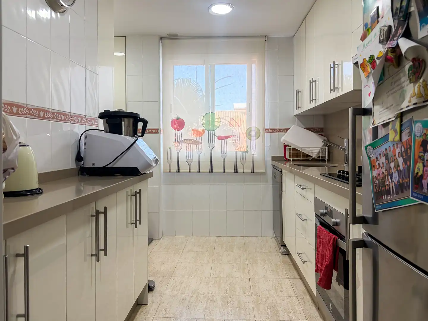 Wohnung zum Verkauf in Calle la Pimienta, 4, Valdeolletas - Las Cancelas - Xarblanca Küche von Wohnung zum Verkauf in Marbella mit Klimaanlage, Terrasse und Schwimmbad