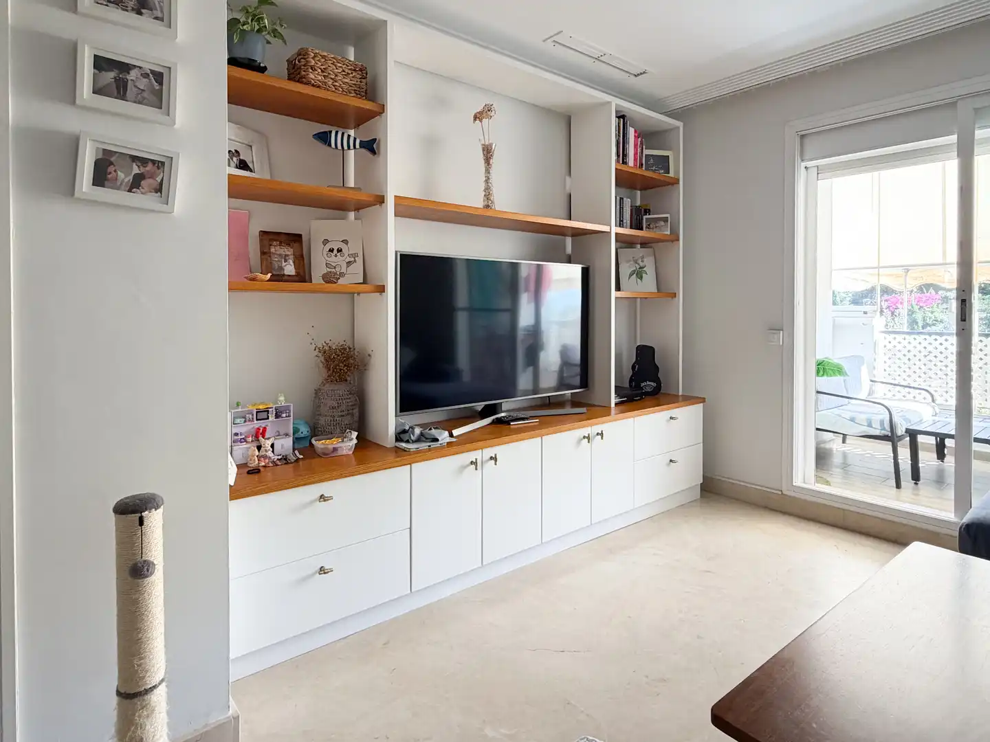 Wohnung zum Verkauf in Calle la Pimienta, 4, Valdeolletas - Las Cancelas - Xarblanca Wohnzimmer von Wohnung zum Verkauf in Marbella mit Klimaanlage, Terrasse und Schwimmbad