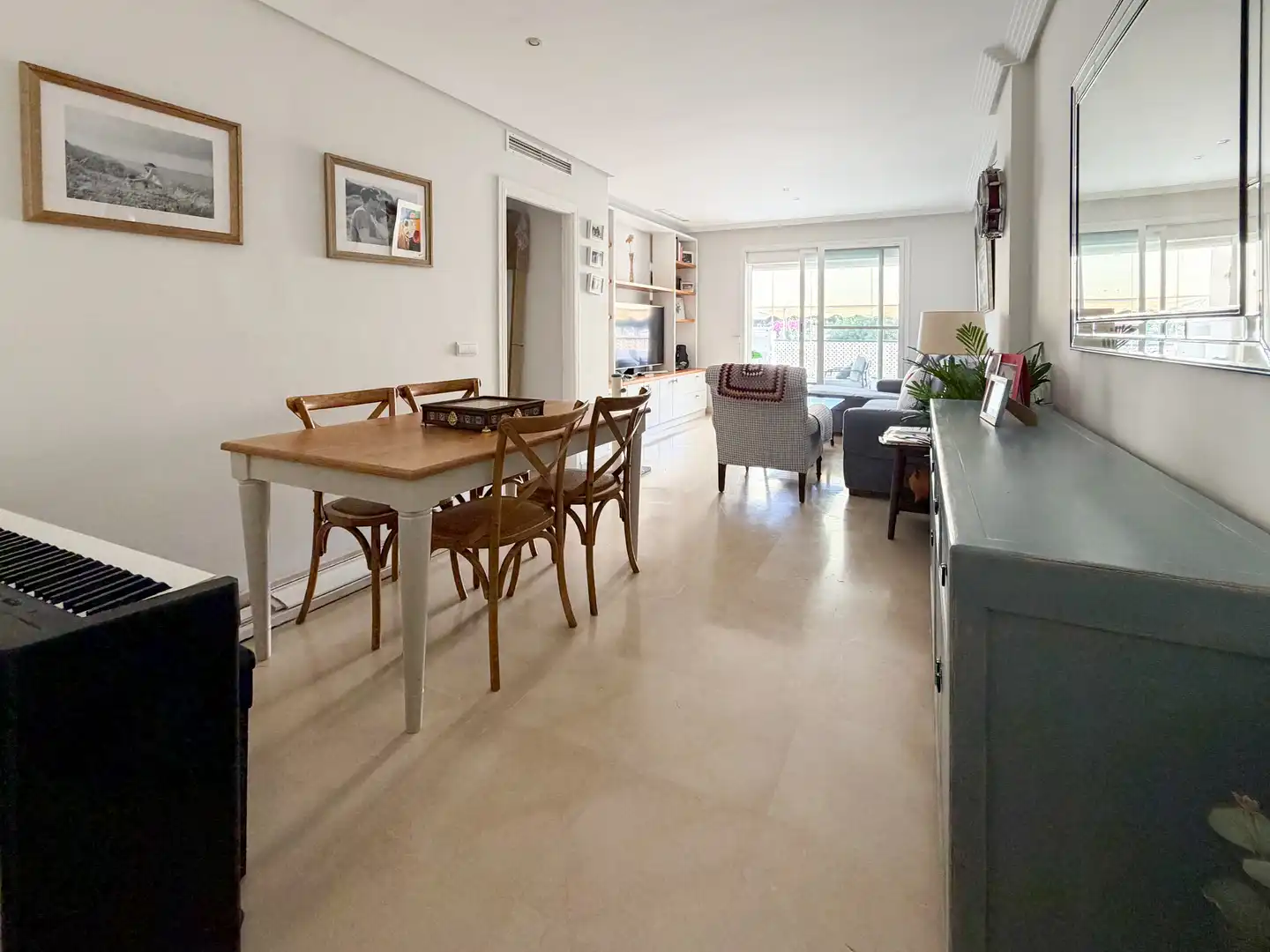 Wohnung zum Verkauf in Calle la Pimienta, 4, Valdeolletas - Las Cancelas - Xarblanca Esszimmer von Wohnung zum Verkauf in Marbella mit Klimaanlage, Terrasse und Schwimmbad