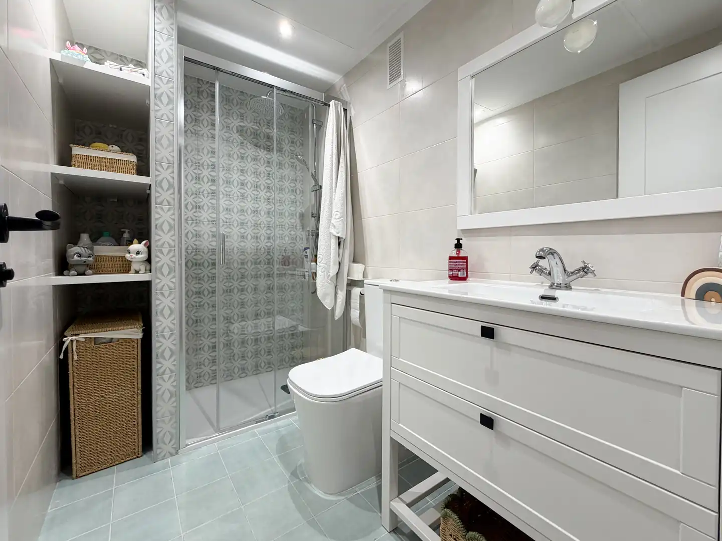 Wohnung zum Verkauf in Calle la Pimienta, 4, Valdeolletas - Las Cancelas - Xarblanca Badezimmer von Wohnung zum Verkauf in Marbella mit Klimaanlage, Terrasse und Schwimmbad