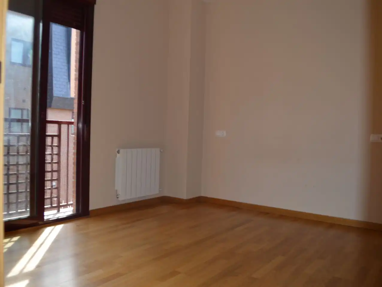 Bedroom of Flat for sale in Granada  with Air Conditioner, Heating and Parquet flooring