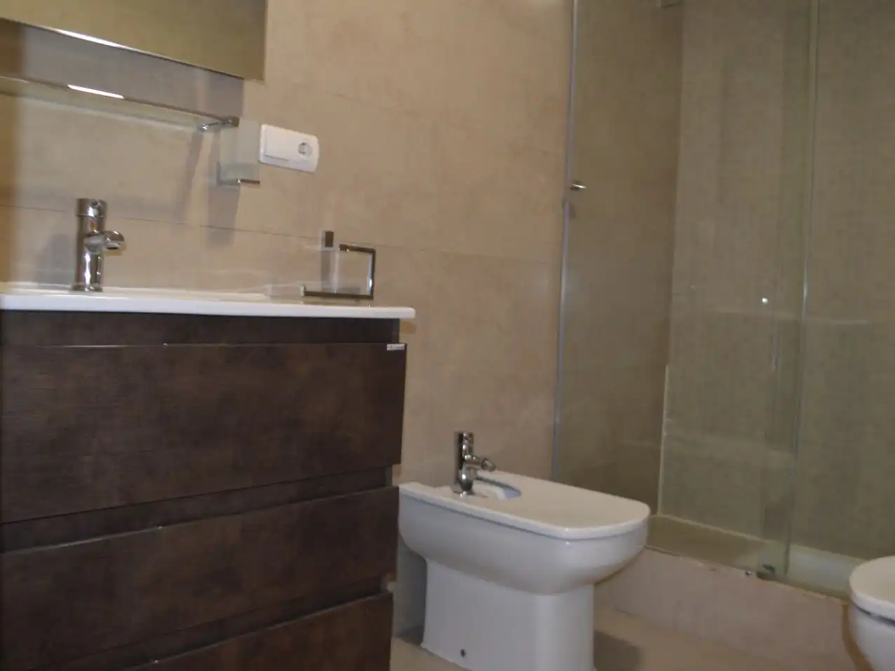 Bathroom of Flat for sale in Granada  with Air Conditioner, Heating and Parquet flooring