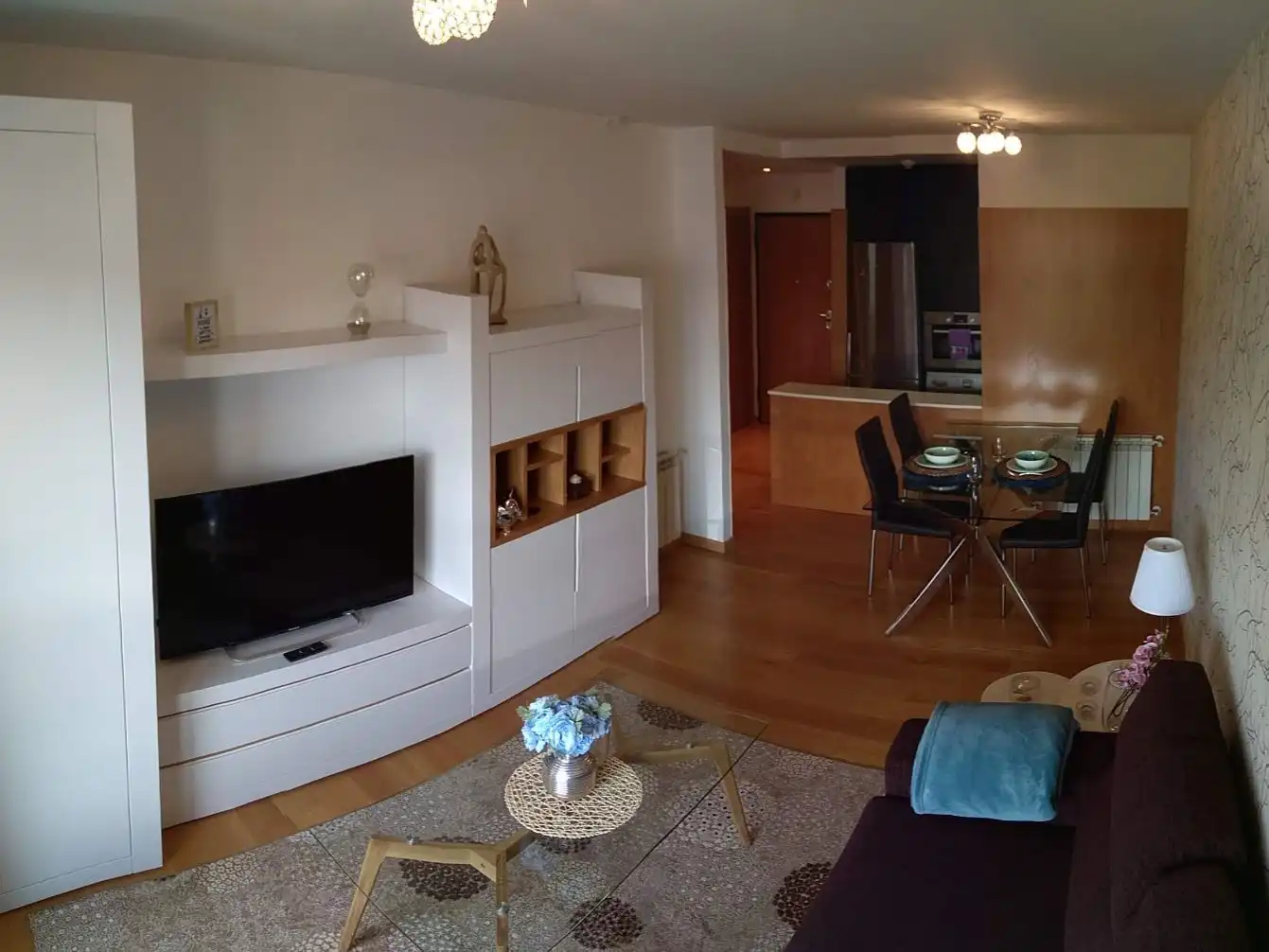 Sala d'estar de Pis de lloguer en Vigo  amb Calefacció, Parquet i Traster