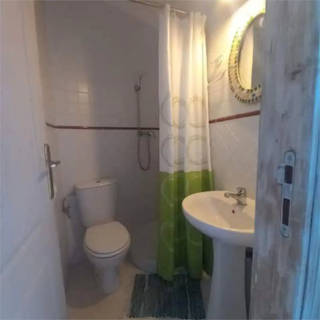 Estudio de alquiler en Conil Baño de Estudio de alquiler en Conil de la Frontera con Amueblado