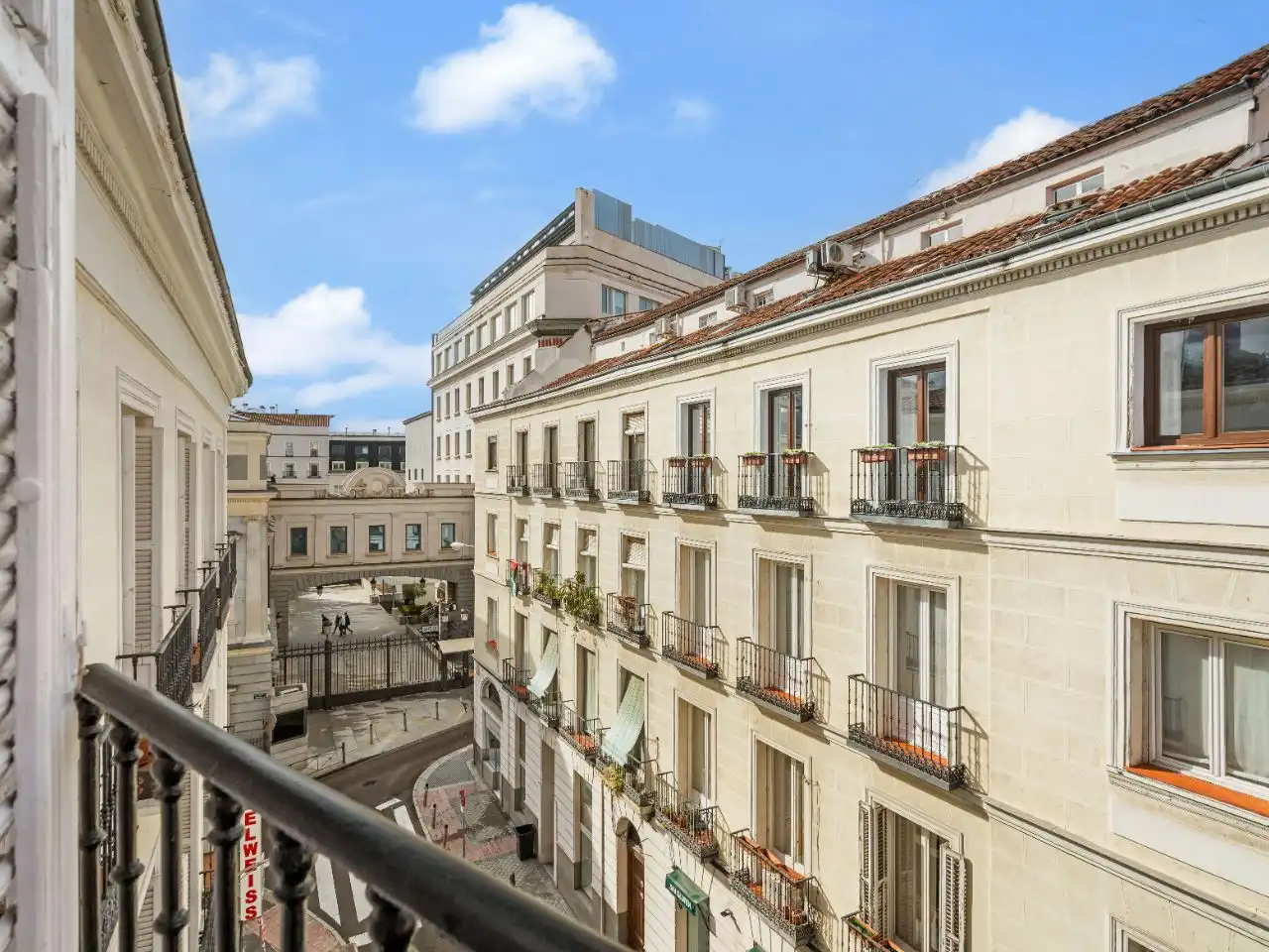 Vista exterior de Pis en venda en  Madrid Capital amb Aire condicionat i Balcó