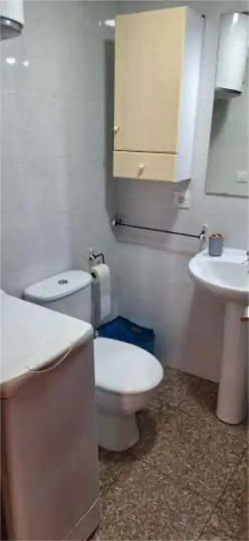Apartamento de alquiler en Casco Histórico - Ribera - San Basilio Baño de Apartamento de alquiler en Córdoba con Calefacción, Terraza y Amueblado