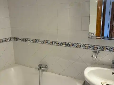Bathroom of Flat for rent in Granada  with Air Conditioner, Heating and Balcony