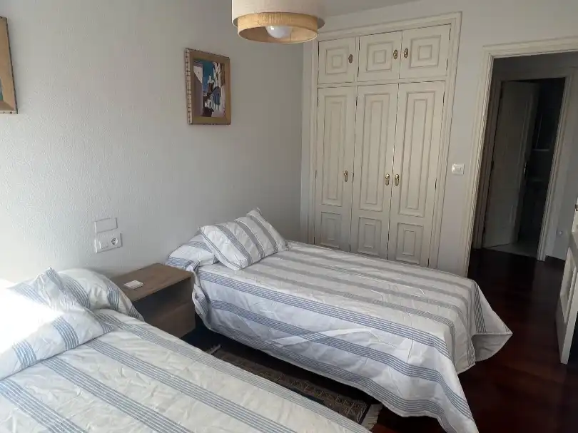 Bedroom of Flat for rent in Pontevedra Capital   with Heating, Parquet flooring and Furnished