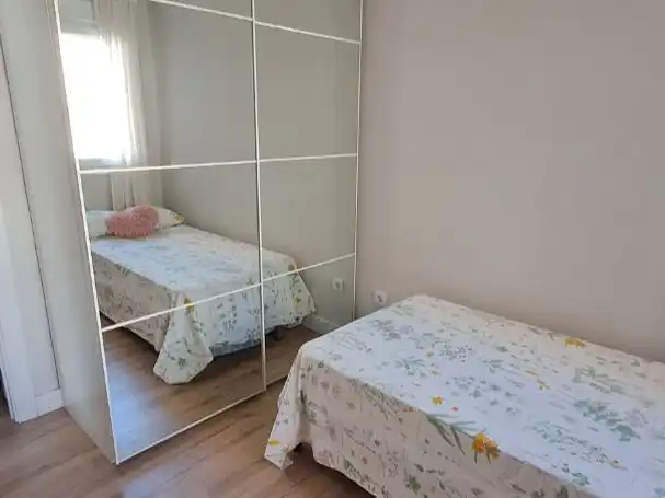 Pis de lloguer a Calle Sor Milagros, 3, Triana Oeste Dormitori de Pis de lloguer en Sevilla Capital amb Aire condicionat i Balcó