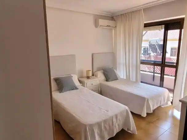 Flat for rent in Calle las Cruzadas, 5, Parque María Luisa -Giralda Sur Bedroom of Flat for rent in Sevilla with Air Conditioner, Heating and Terrace
