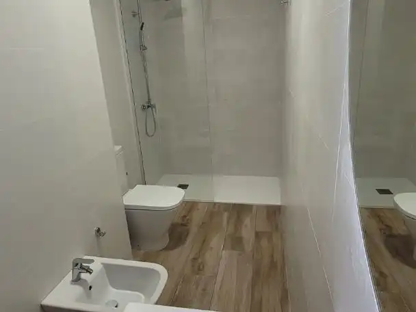 Flat for rent in Calle las Cruzadas, 5, Parque María Luisa -Giralda Sur Bathroom of Flat for rent in Sevilla with Air Conditioner, Heating and Terrace