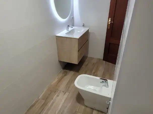 Flat for rent in Calle las Cruzadas, 5, Parque María Luisa -Giralda Sur Bathroom of Flat for rent in Sevilla with Air Conditioner, Heating and Terrace