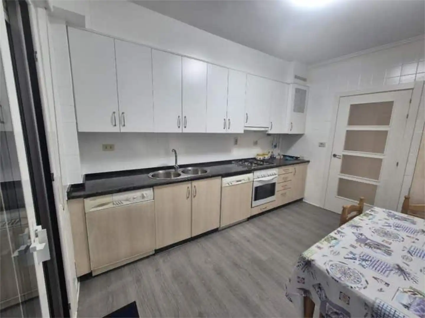 Pis de lloguer a Residencia Cuina de Pis de lloguer en Ourense Capital amb Calefacció, Terrassa i Traster