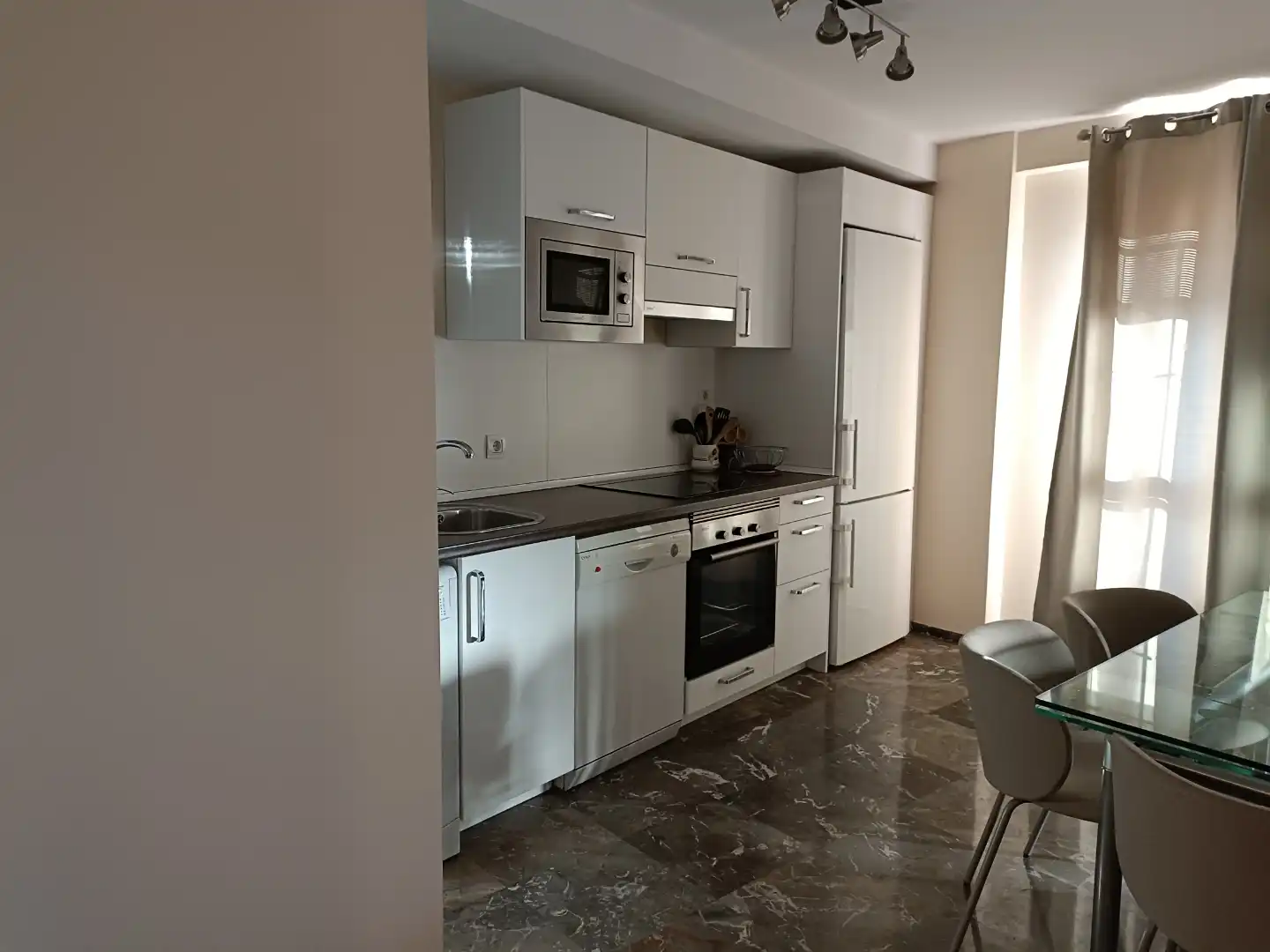 Cocina de Piso de alquiler en  Sevilla Capital con Aire acondicionado