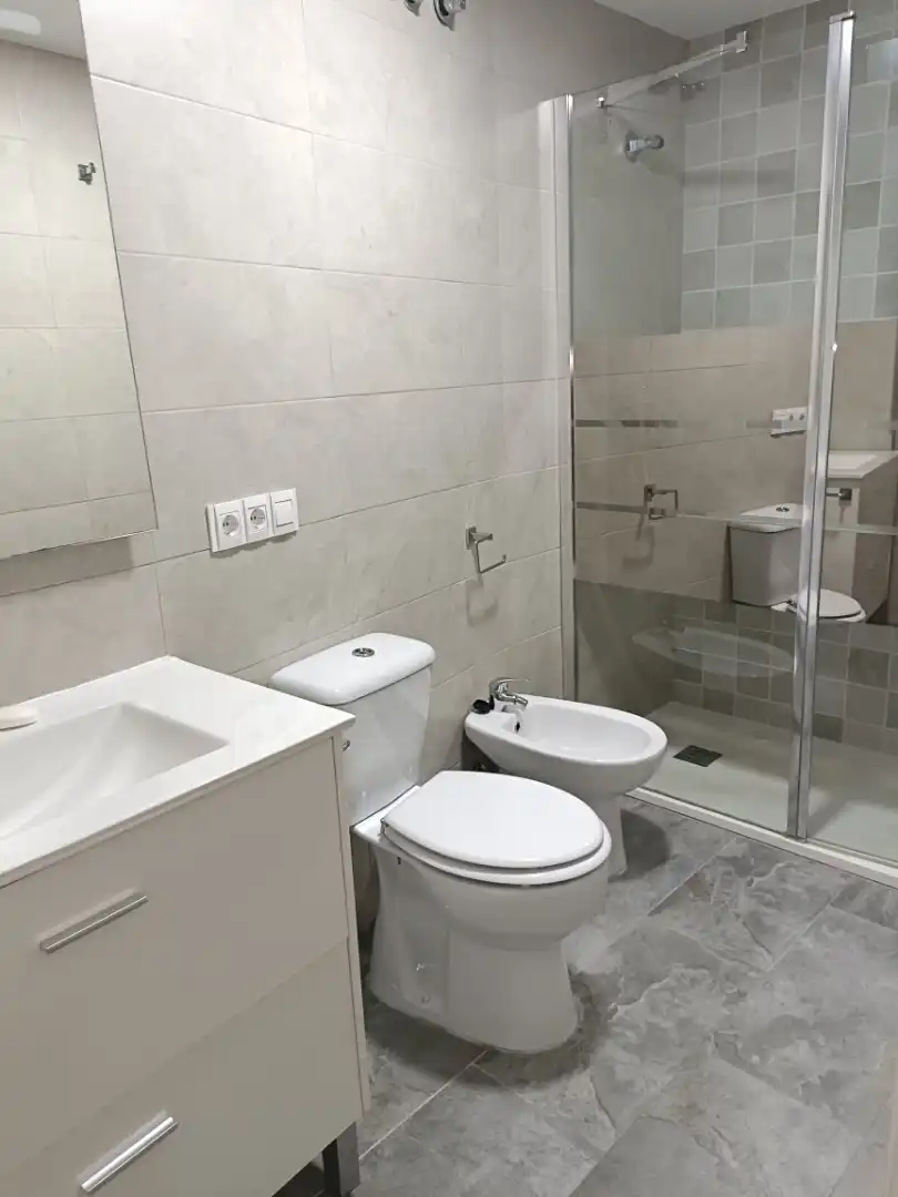 Baño de Piso de alquiler en  Sevilla Capital con Aire acondicionado