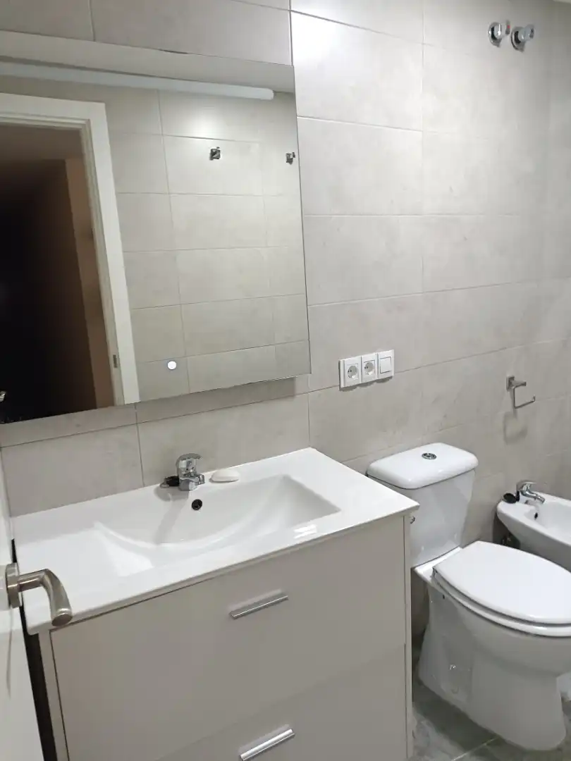 Baño de Piso de alquiler en  Sevilla Capital con Aire acondicionado