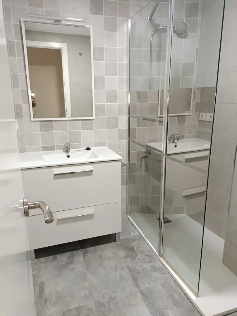 Baño de Piso de alquiler en  Sevilla Capital con Aire acondicionado