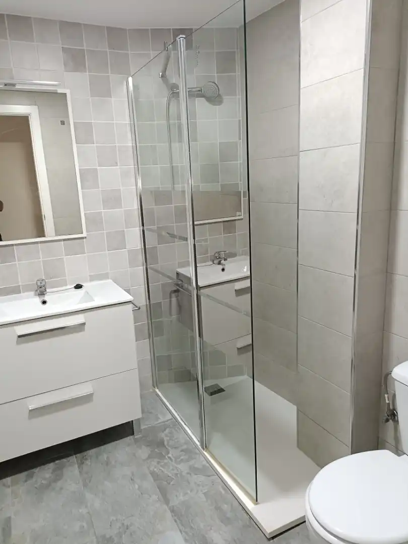 Baño de Piso de alquiler en  Sevilla Capital con Aire acondicionado