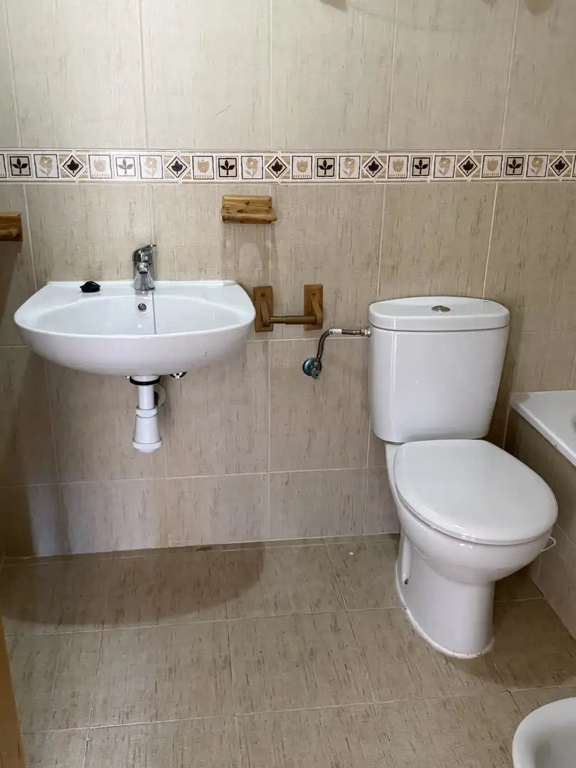 Flat for sale in Calle Emilio Cardenal Hernández, 132, Mejostilla Bathroom of Flat for sale in Cáceres with Air Conditioner, Heating and Parquet flooring