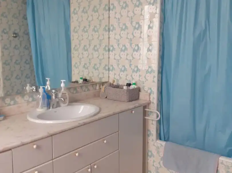 Room in Calle del Doctor Esquerdo, 43, Fuente del Berro Bathroom of Flat for share in Madrid with Heating, Parquet flooring and Furnished
