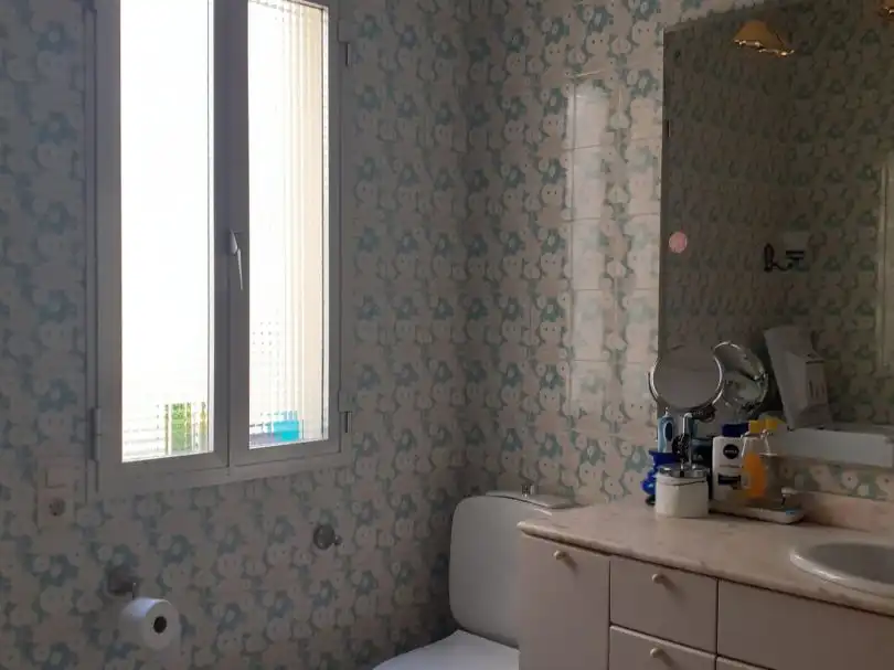 Room in Calle del Doctor Esquerdo, 43, Fuente del Berro Bathroom of Flat for share in Madrid with Heating, Parquet flooring and Furnished