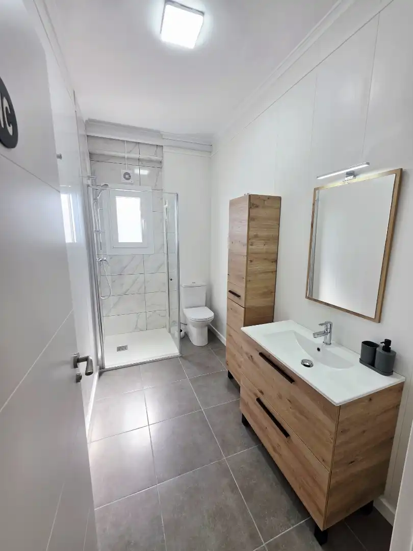 Badezimmer von Wohnung zur untervermieten in Villarrobledo mit Klimaanlage, Parkett und Möbliert