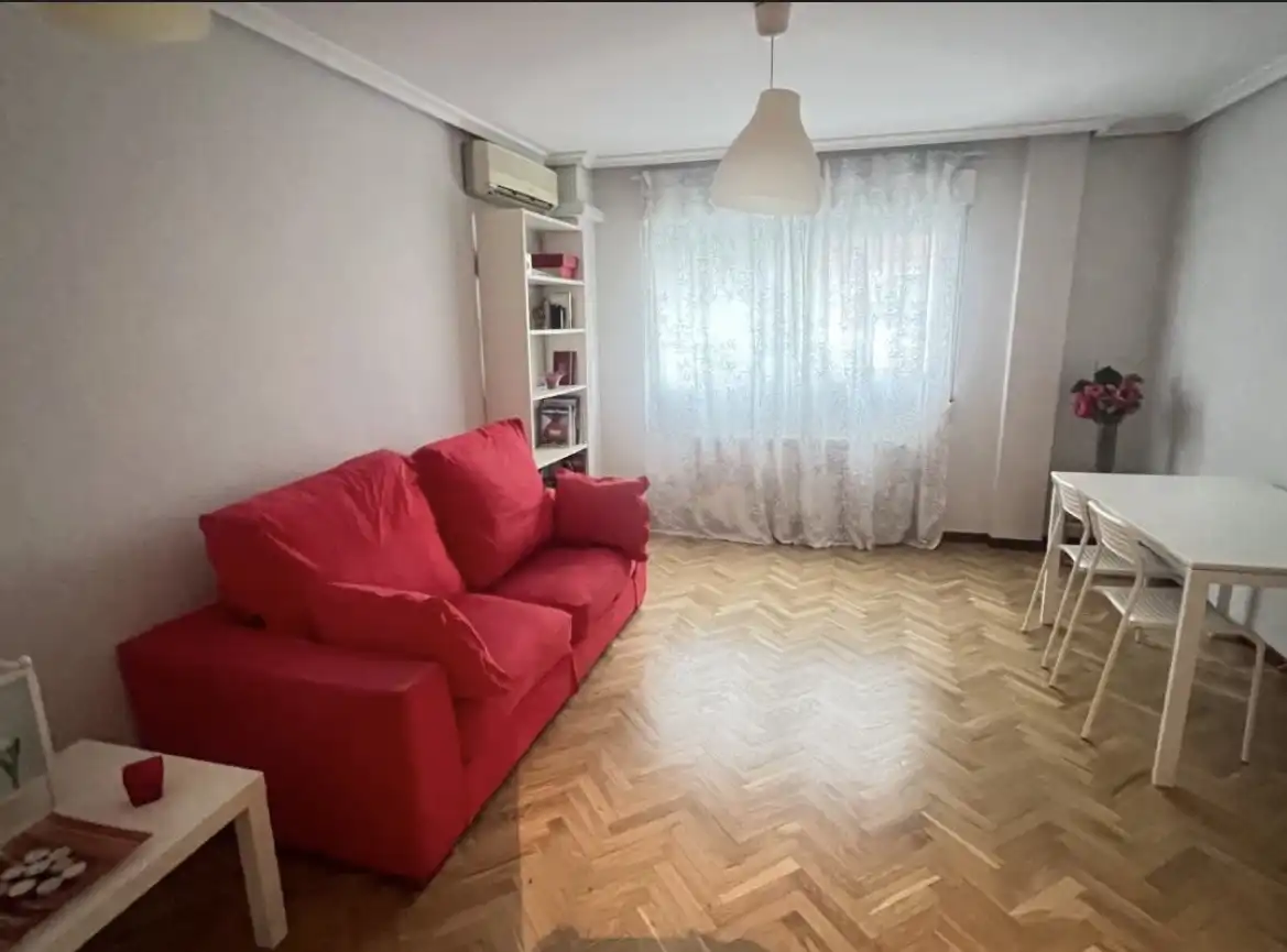 Living room of Flat for rent in Madrid  with Air Conditioner, Heating and Parquet flooring