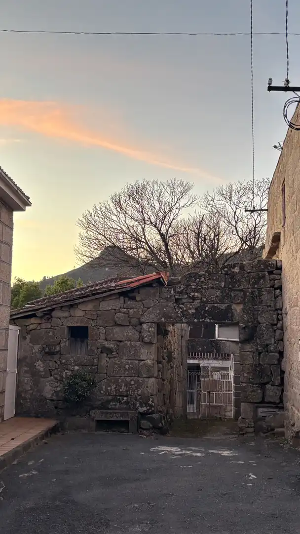 Casa adosada en venta en Rúa Cimadevila, 13, Esgos Vista exterior de Casa adosada en venta en Esgos con Terraza, Amueblado y Parking comunitario