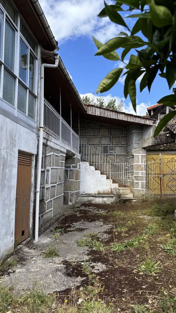 Casa adosada en venta en Rúa Cimadevila, 13, Esgos Vista exterior de Casa adosada en venta en Esgos con Terraza, Amueblado y Parking comunitario