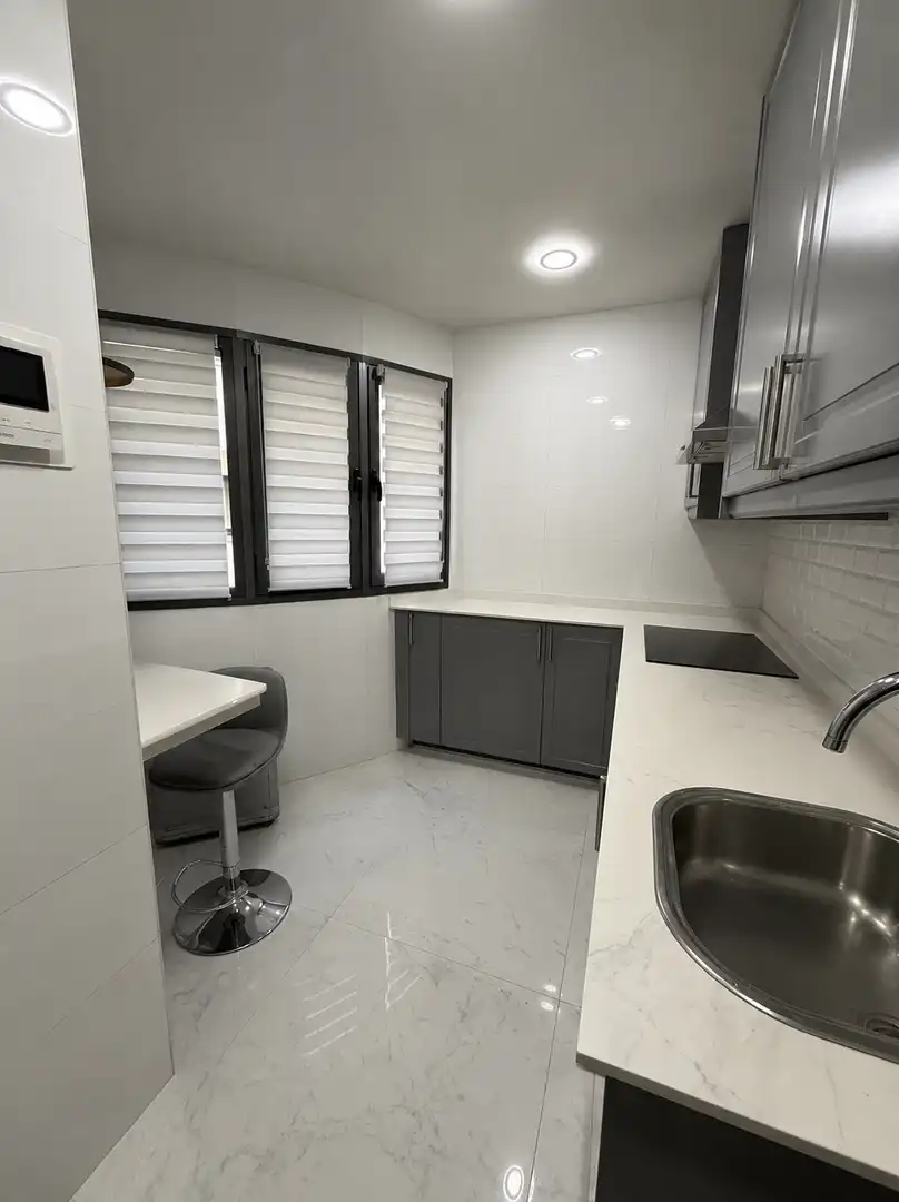 Flat for rent in Calle de Lope de Rueda, Ibiza de Madrid Kitchen of Flat for rent in Madrid with Air Conditioner, Heating and Private garden