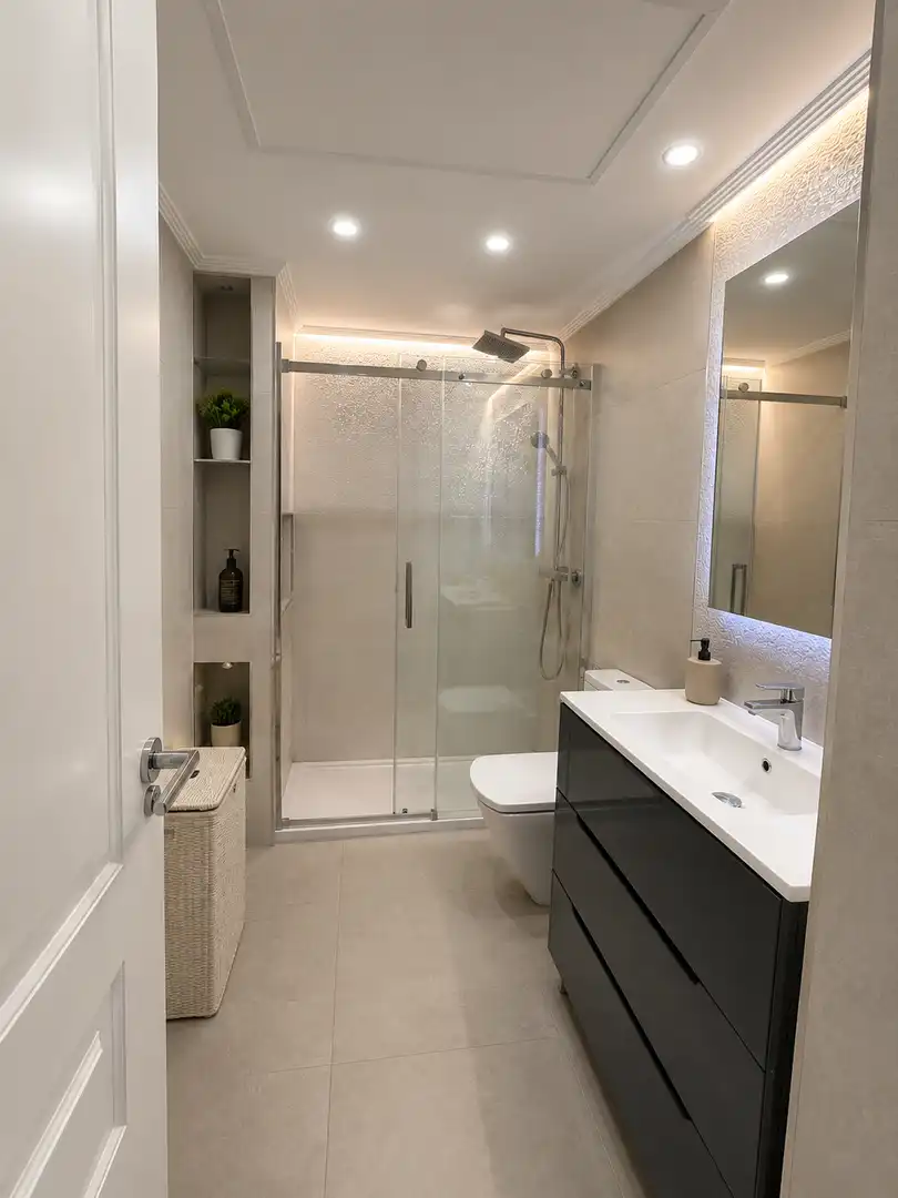 Flat for rent in Calle de Lope de Rueda, Ibiza de Madrid Bathroom of Flat for rent in Madrid with Air Conditioner, Heating and Private garden