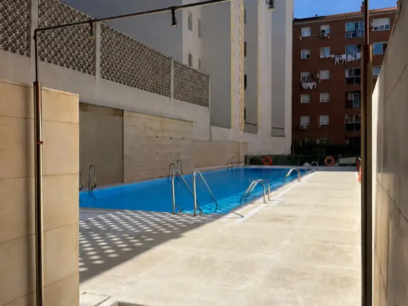 Pis de lloguer a Calle de Lope de Rueda, Ibiza de Madrid Piscina de Pis de lloguer en Madrid amb Aire condicionat, Calefacció i Jardí privat