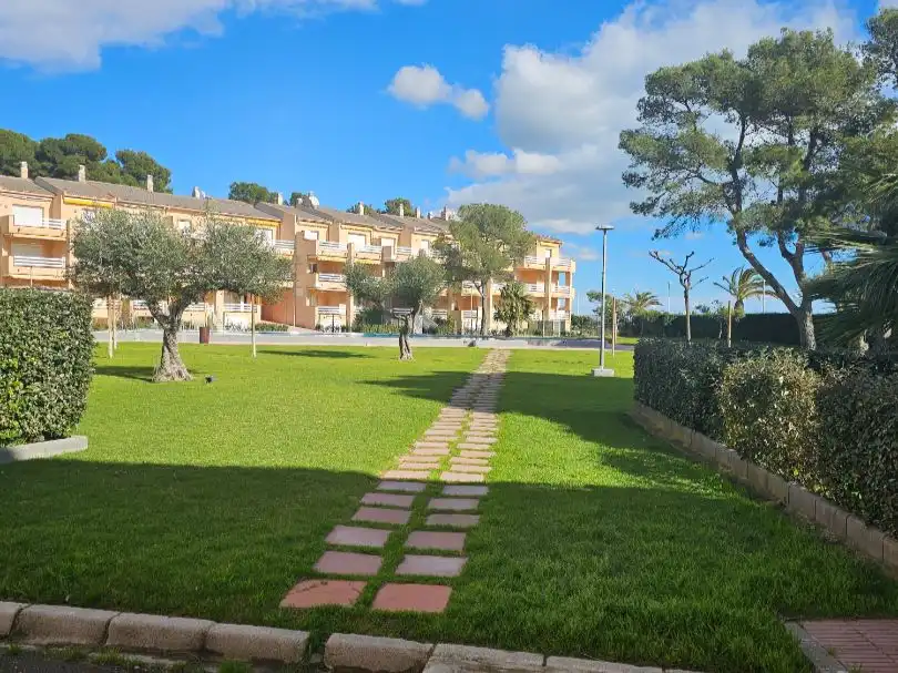 Piso en venta en Carrer del Blat, 21, Platja de Mont-roig Vista exterior de Piso en venta en Mont-roig del Camp con Aire acondicionado, Terraza y Piscina