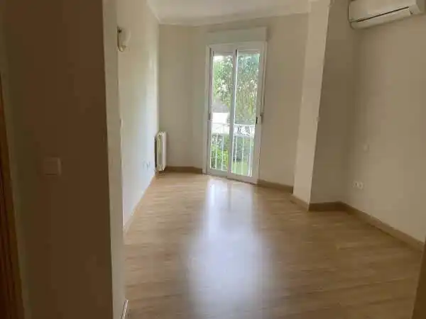 Pis de lloguer a Calle Amargura, 26, Brunete Dormitori de Pis de lloguer en Brunete amb Aire condicionat, Calefacció i Parquet