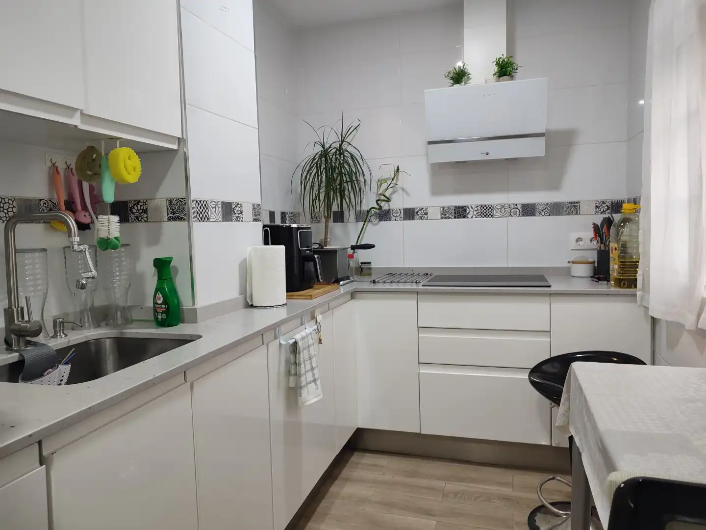 Wohnung zur Miete in Calle Carlos Marx, 30, Sevilla Capital Küche von Wohnung zur Miete in Sevilla Capital mit Klimaanlage