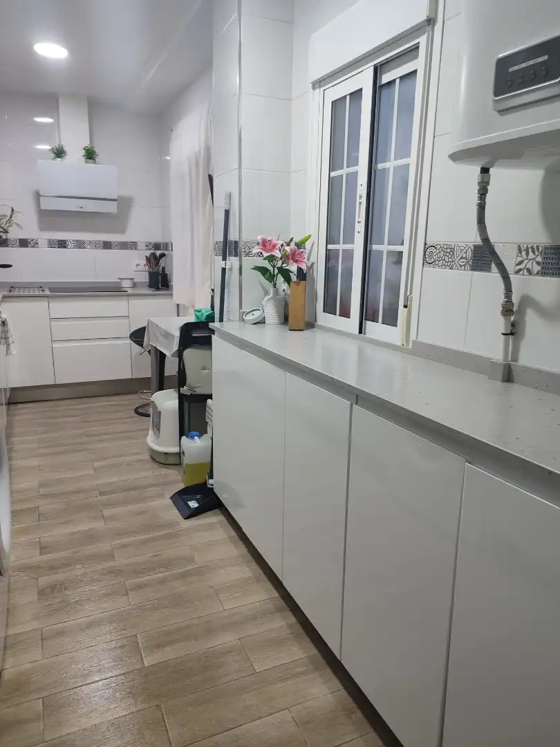 Wohnung zur Miete in Calle Carlos Marx, 30, Sevilla Capital Küche von Wohnung zur Miete in Sevilla Capital mit Klimaanlage