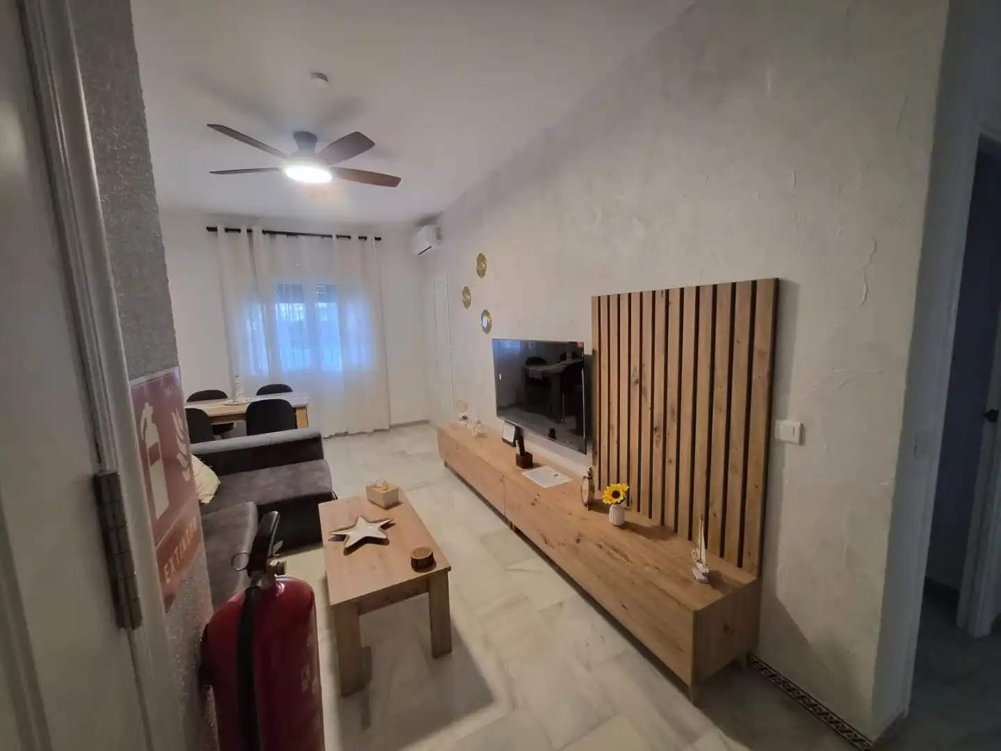 Wohnzimmer von Wohnung zur Miete in Chiclana de la Frontera mit Klimaanlage, Privatgarten und Terrasse